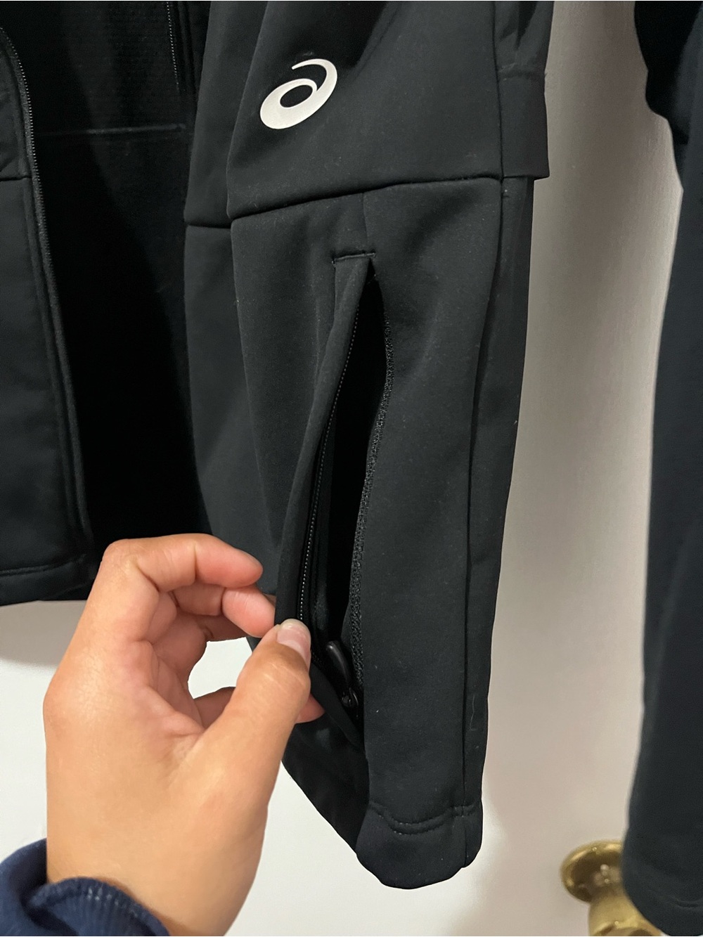 ASICS ventilated  jacket - Picture 2 of 6